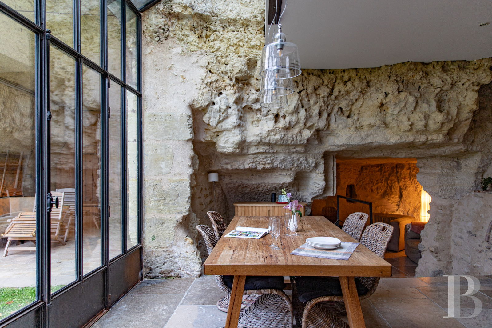 En Indre-et-Loire, sur les hauteurs d’un village, près d’Amboise, un château et son hameau en bordure de forêt - photo  n°33